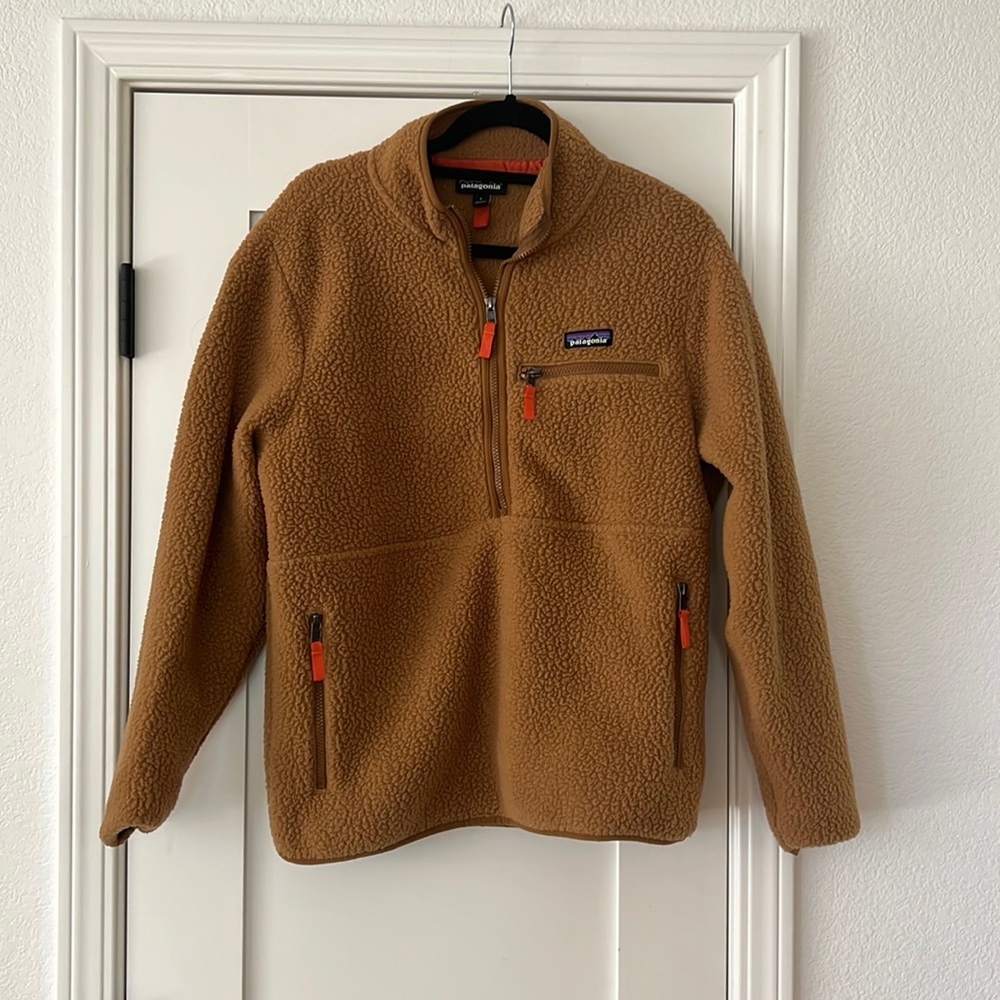 Women’s Large Patagonia half-zip fleece in nubby rust.